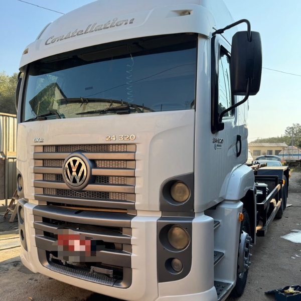 VD VW Constellation 24320 - Ano 2010 com Rollon Grimaldi G25 com engate para Julieta.